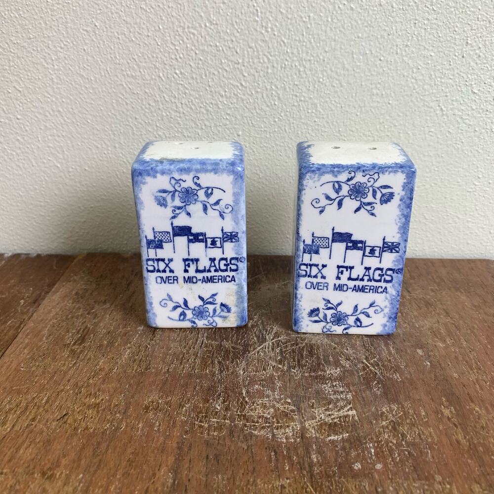 Six Flags Over Mid-America Souvenir salt and pepper shakers ceramic blue floral‎